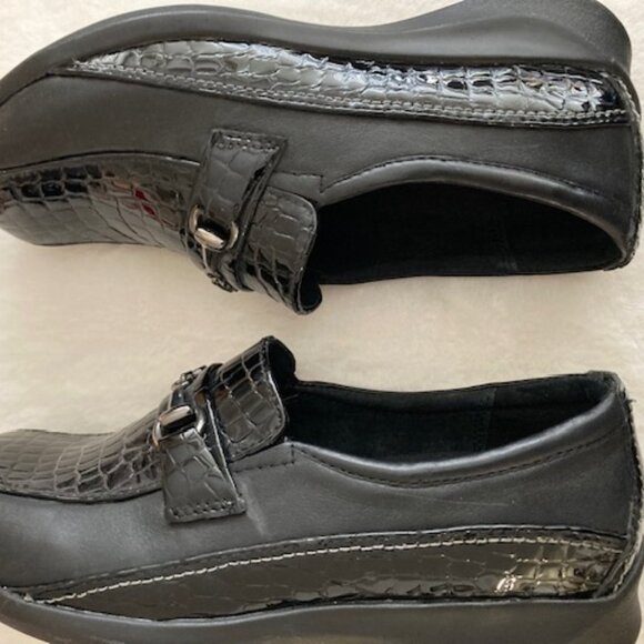 Women's Brand New Leather and Croc Embossing Slip On Loafers Size 7 Medium - Picture 3 of 6